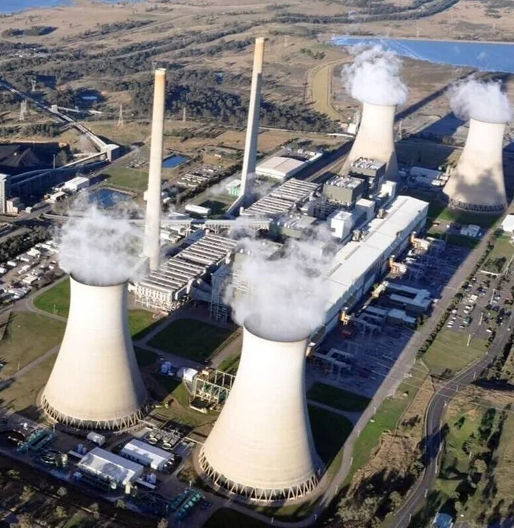 Power generation station with cooling towers